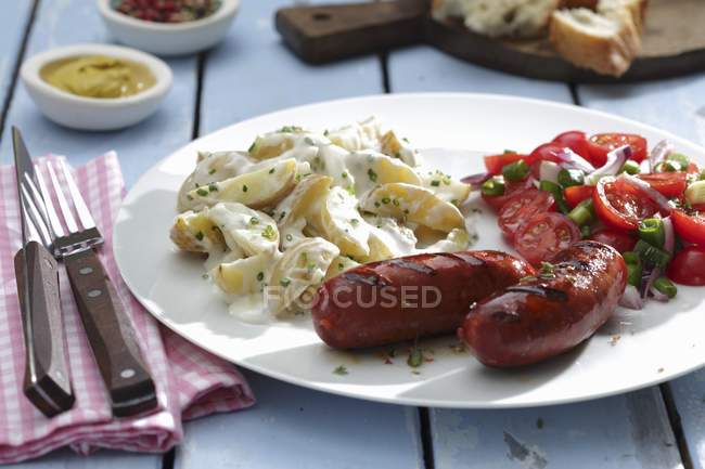 Chouriço com saladas de batata e tomate — Fotografia de Stock