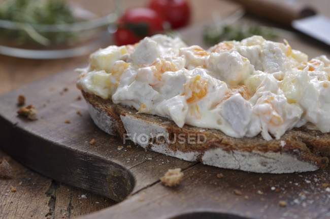 Tranche de pain garnie de salade — Photo de stock