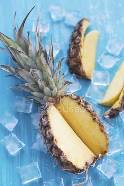 Нарезанный ананас на льду — стоковое фото