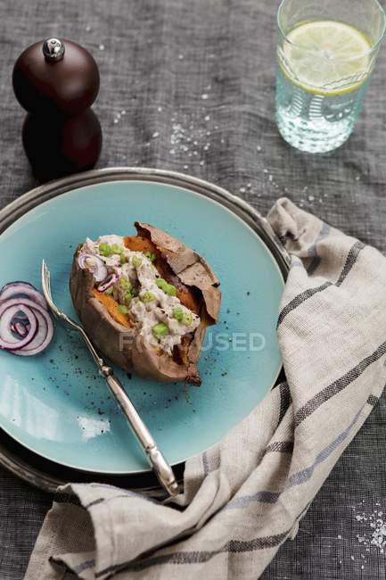 Sweet potatoes with a tuna filling — Stock Photo
