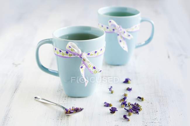 Молочный чай в двух светло-голубых чашках — стоковое фото