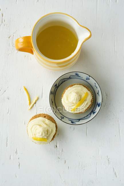 Cupcakes with lemon topping — Stock Photo