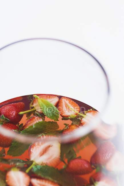 Sangria with strawberries and mint — Stock Photo