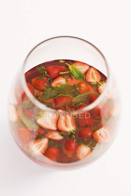 Sangria with strawberries and mint — Stock Photo