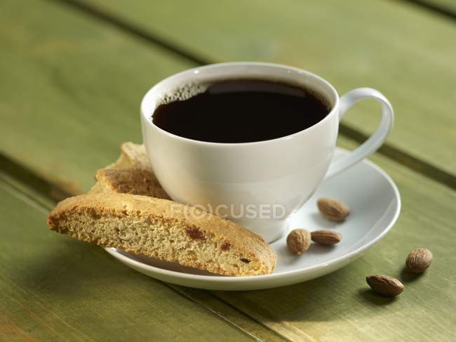 Миндальное печенье и кофе — стоковое фото