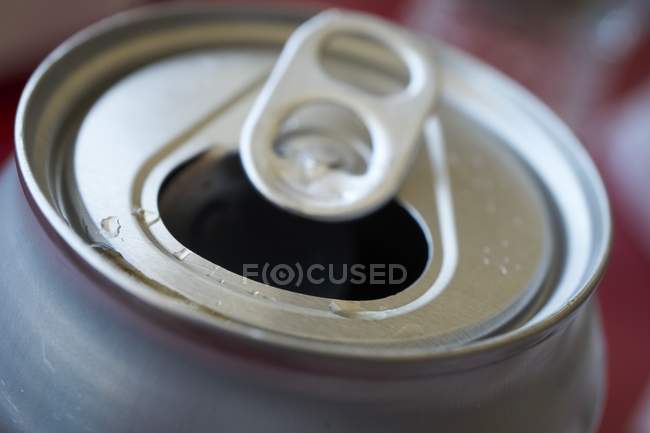 Nahaufnahme der geöffneten Dose mit sprudelndem Getränk — Stockfoto