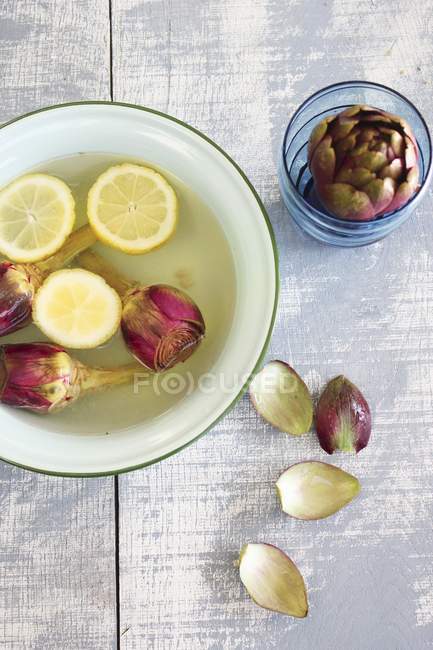 Artichokes in lemon water — Stock Photo