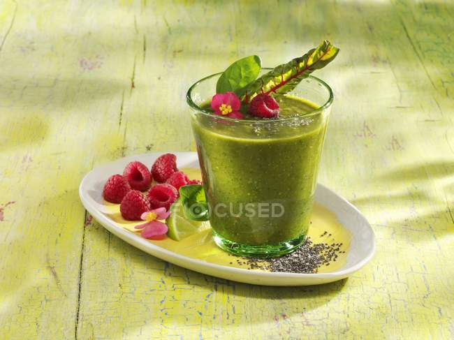 Spinach and banana smoothie — Stock Photo