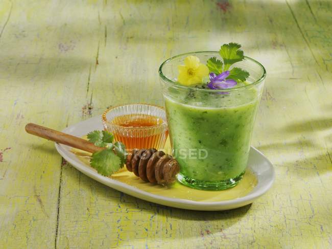 Cucumber and kiwi smoothie — Stock Photo