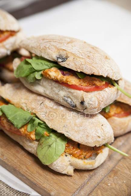 Помидоры и сэндвич с базиликом — стоковое фото
