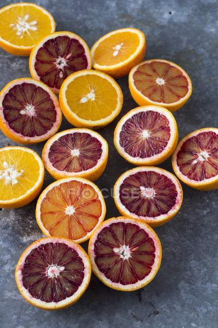 Naranjas frescas cortadas a la mitad - foto de stock