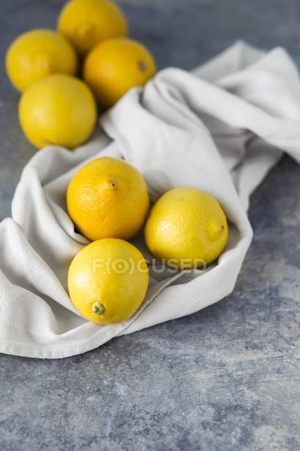 Свежие спелые лимоны — стоковое фото