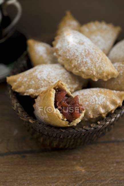 Vista close-up de Empanadas com goiaba e açúcar de confeiteiro — Fotografia de Stock