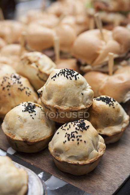 Vue rapprochée de mini tartes aux graines de chia — Photo de stock