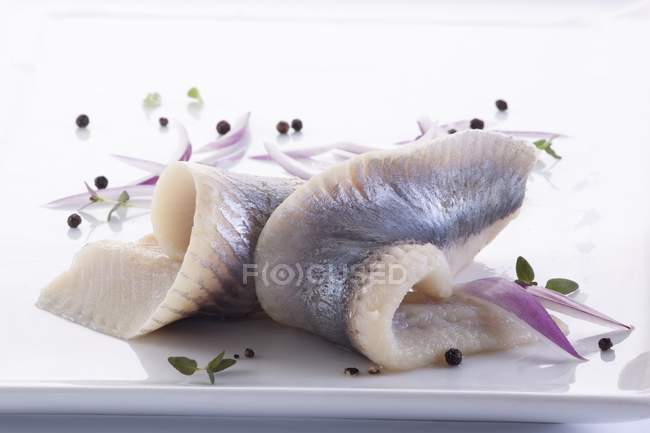Filetes de arenque con cebolla - foto de stock