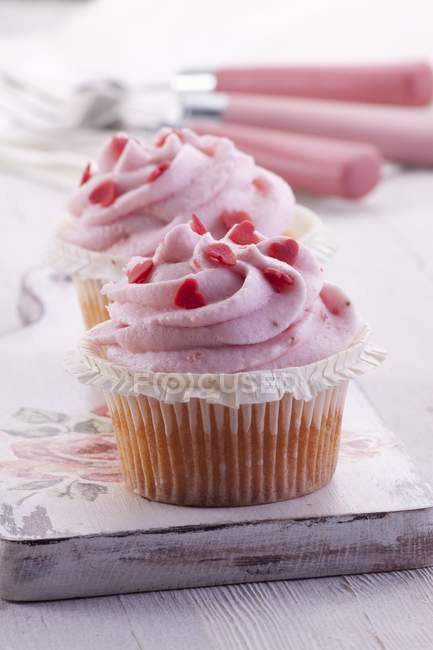 Cupcakes com mousse de morango — Fotografia de Stock