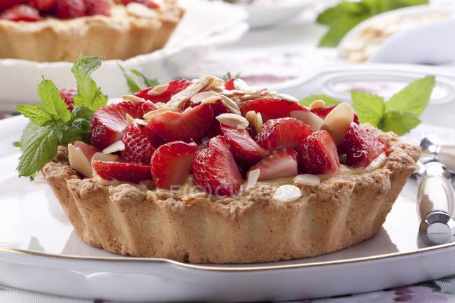 Strawberry tartlets with pudding — Stock Photo
