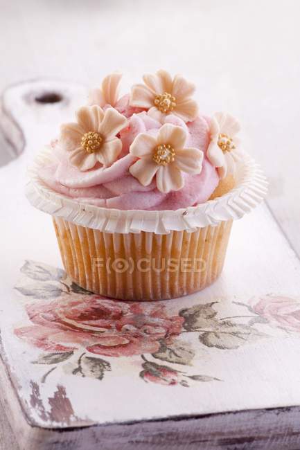 Cupcake mit Erdbeermousse — Stockfoto