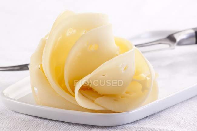 Fette di formaggio con coltello — Foto stock