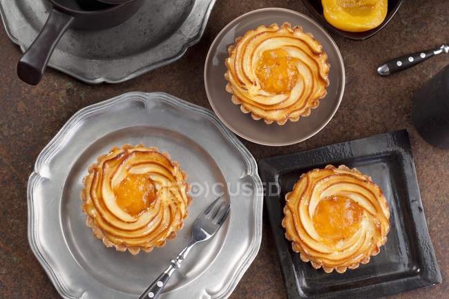 Quark tartlets with peaches — Stock Photo