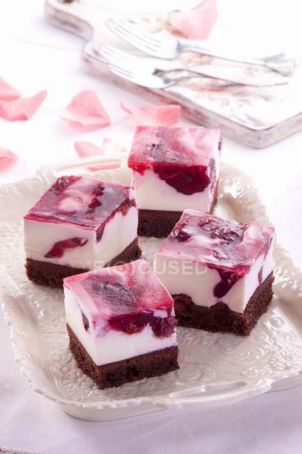 Torte al cioccolato con ciliegie — Foto stock
