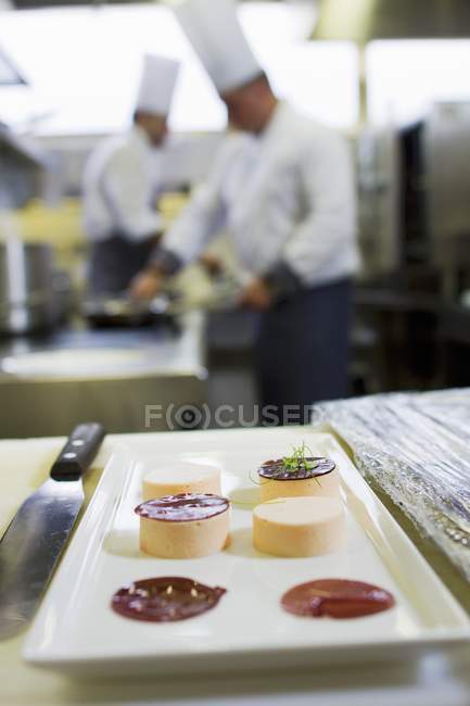 Vista ravvicinata di tortine e salse su vassoio in una cucina commerciale — Foto stock