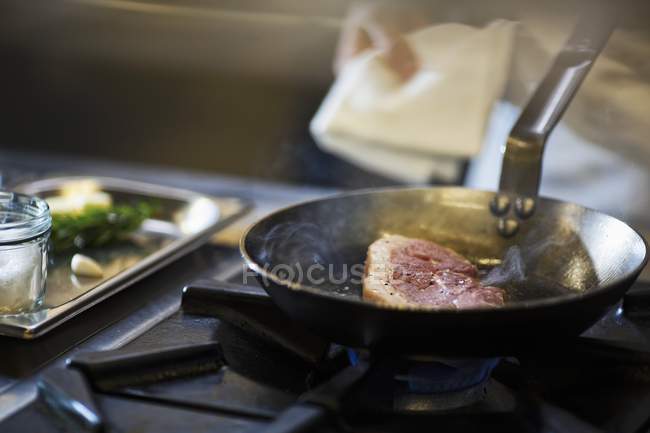 Chef preparando bife — Fotografia de Stock