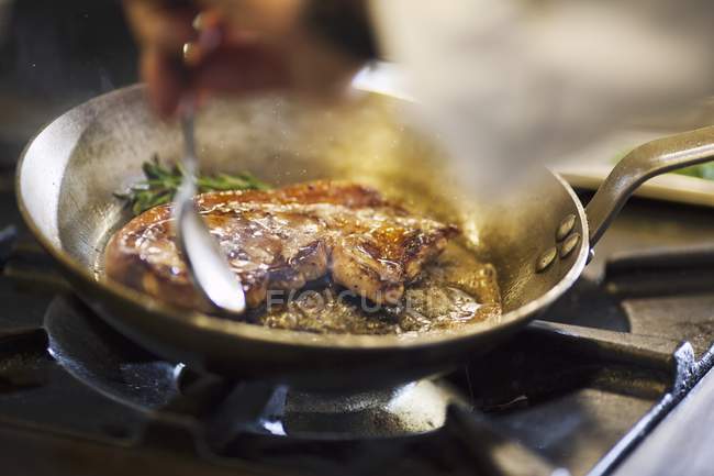 Смажений яловичий стейк на сковороді — стокове фото