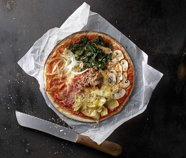 Pizza con spinaci e tonno — Foto stock