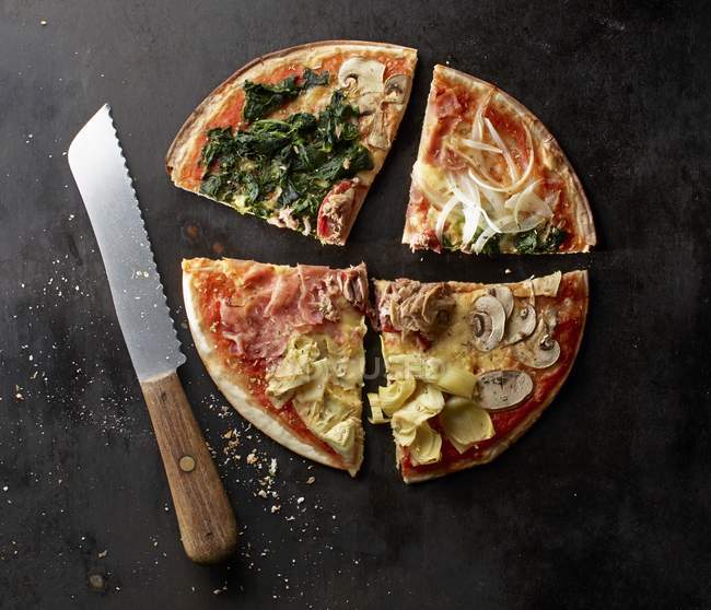 Pizza en rodajas con espinacas - foto de stock