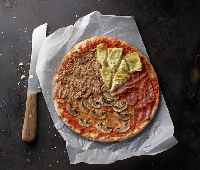 Tuna and artichoke pizza — Stock Photo