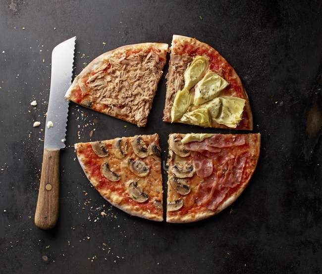 Pizza fatiada com atum — Fotografia de Stock