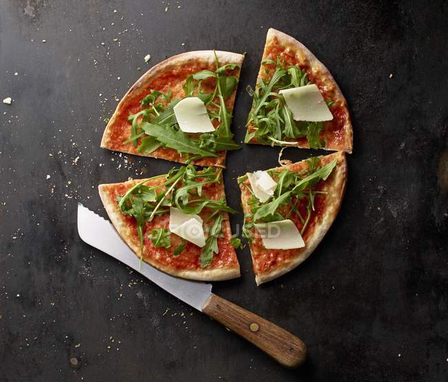 Pizza em fatias Margherita — Fotografia de Stock