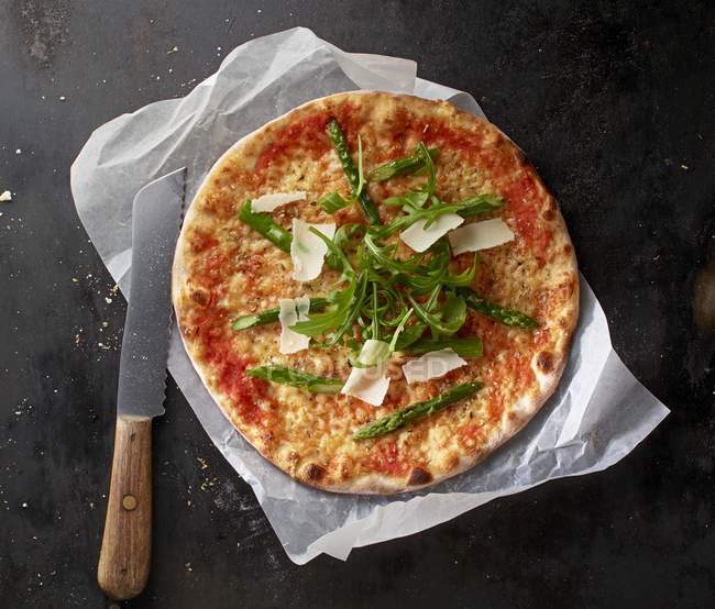 Pizza Margherita com espargos — Fotografia de Stock