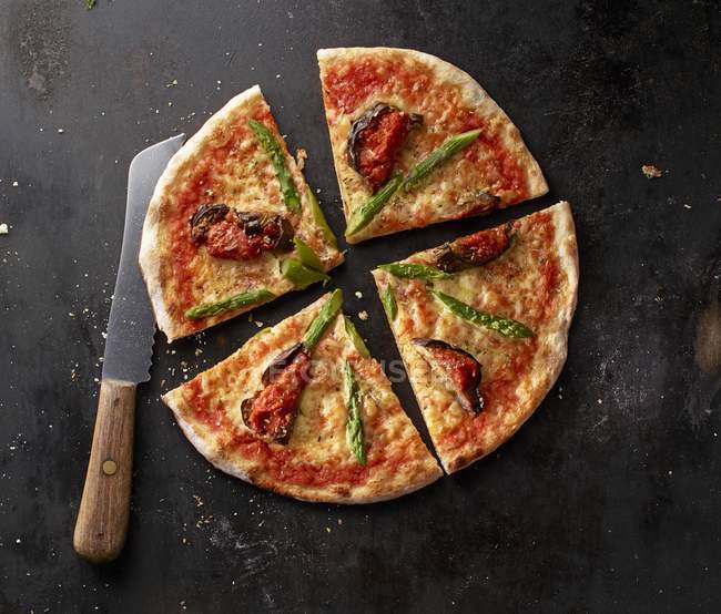 Pizza Margherita con espárragos - foto de stock