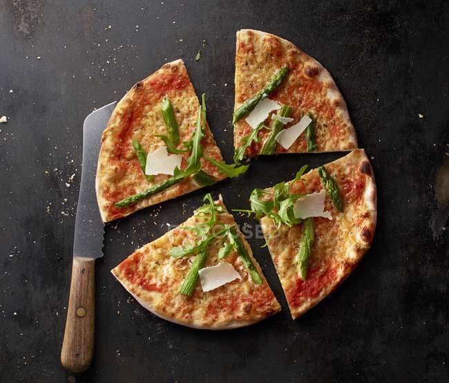 Пицца Маргарита со спаржей — стоковое фото