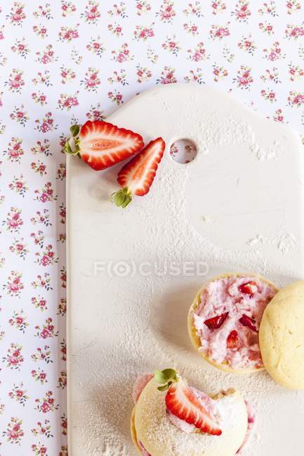 Gros plan vue du dessus de tartes Whoopie avec quark fraise — Photo de stock