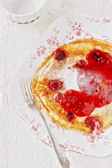 Pancake with raspberry sauce — Stock Photo