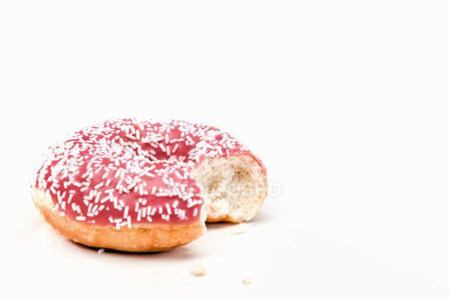 Donut rosa mordido — Fotografia de Stock