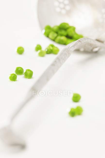 Draining spoon and fresh peas — Stock Photo