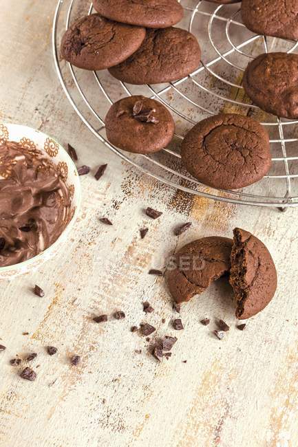 Vista close-up de tortas de chocolate whoopie em rack de arame — Fotografia de Stock