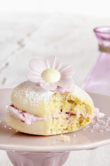 Whoopie pie with raspberry cream — Stock Photo