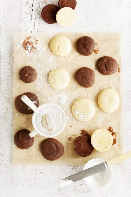 Top view of various vanilla and chocolate whoopie pies — Stock Photo
