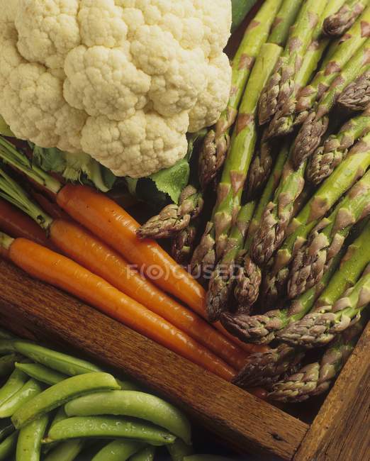 Différents types de légumes dans une caisse — Photo de stock