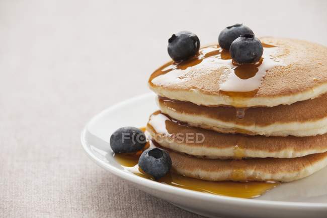 Stapel Pfannkuchen mit frischen Blaubeeren — Stockfoto