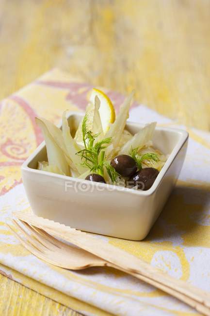 Салат из фенхеля с лимонами и оливками — стоковое фото