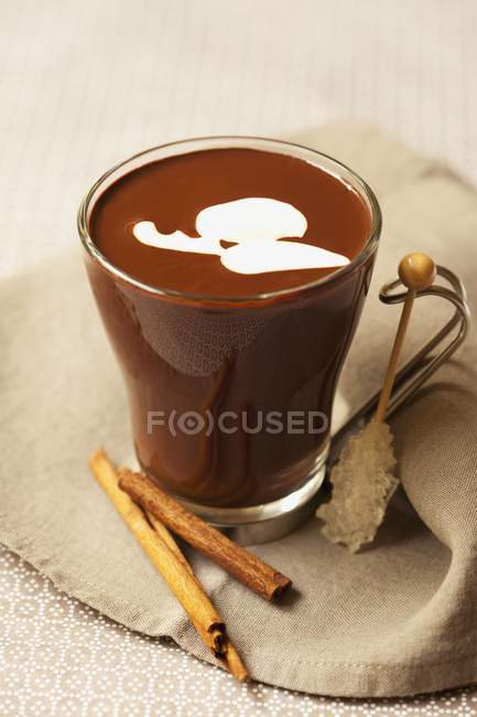 Xícara de chocolate quente com canela — Fotografia de Stock