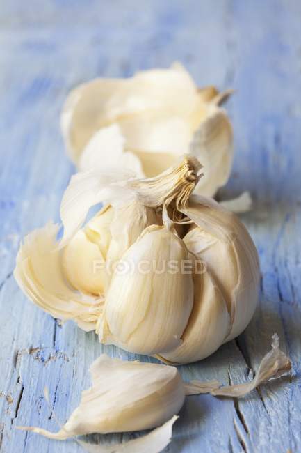 Bowl of dried garlic — Stock Photo