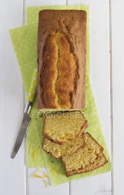 Gâteau au citron avec un morceau enlevé — Photo de stock