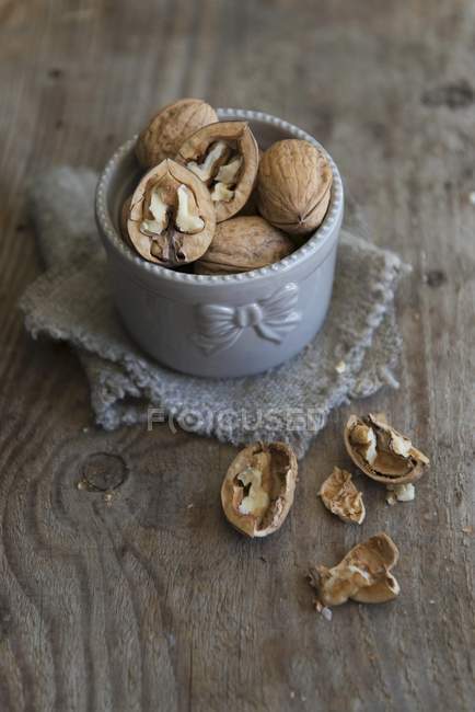 Орехи, необработанные и открытые — стоковое фото